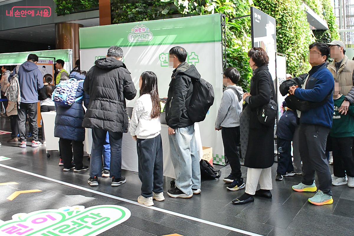 체력 측정을 하기 위해 길게 줄을 선 어린이들 ⓒ오도연