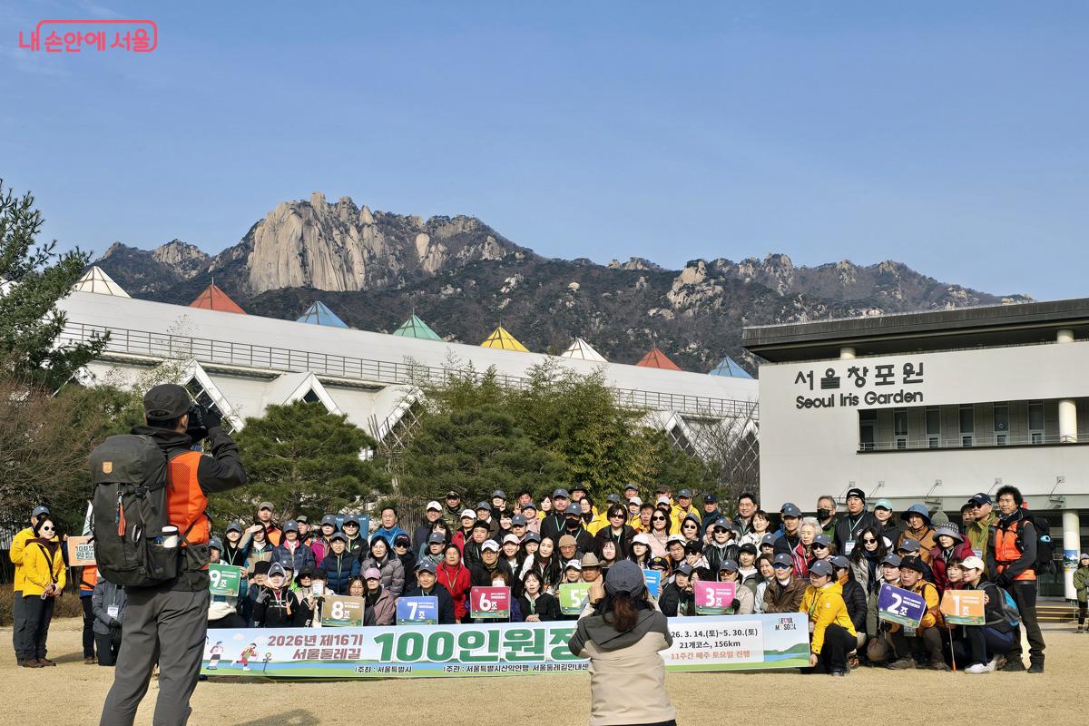 스태프 소개와 일정, 안전수칙 등을 전해 듣는 발대식을 마치고 완주를 외치는 단체 사진 &copy;김경희