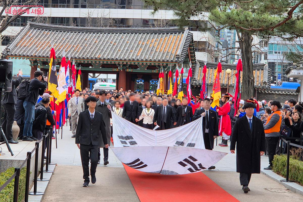 3.1절 기념 행사가 열린 종로구 탑골공원에서 대형 태극기가 입장하고 있다.