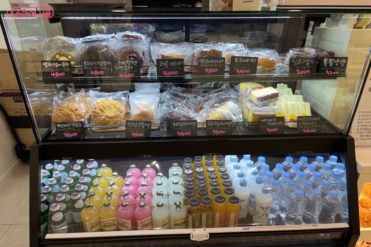 카페 폭포는 매일 오전 10시부터 오후 9시까지 연중무휴로 운영한다. &copy;이혜원