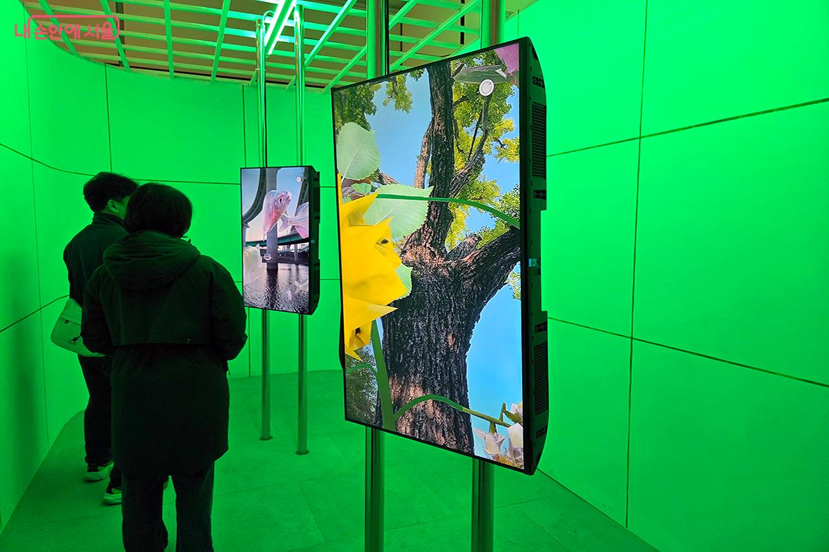 뉴미디어 예술을 통해 동시대적 감각을 향유하는 시민들 ⓒ이다현