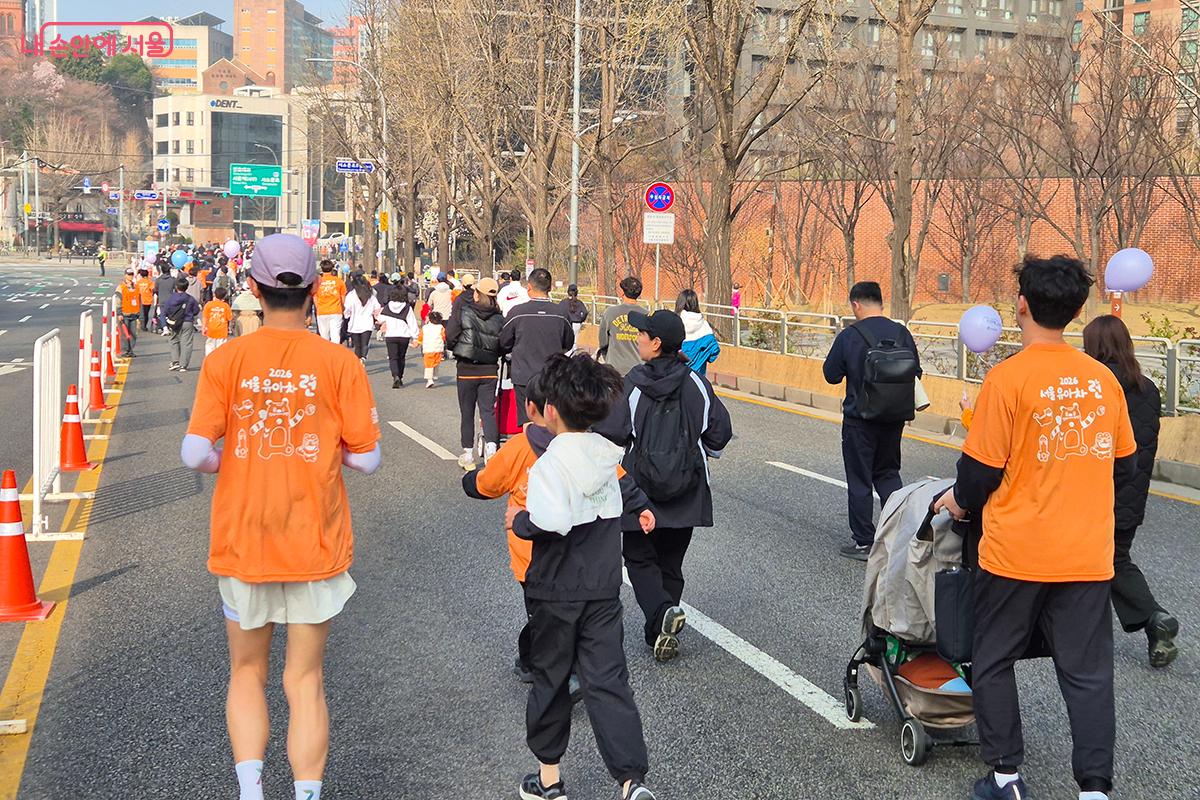 유아차 행렬이 충정로와 아현 교차로에 다다를 때쯤, 참가자들의 이마에는 땀방울이 맺히기 시작한다. 