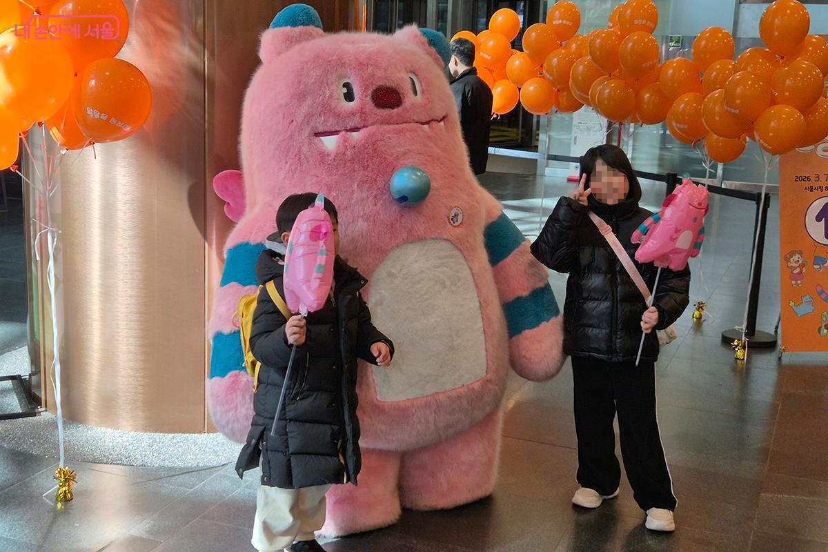 행사장 입구에서 참가자들을 반갑게 맞이하는 서울의 마스코트 '해치 인형' 