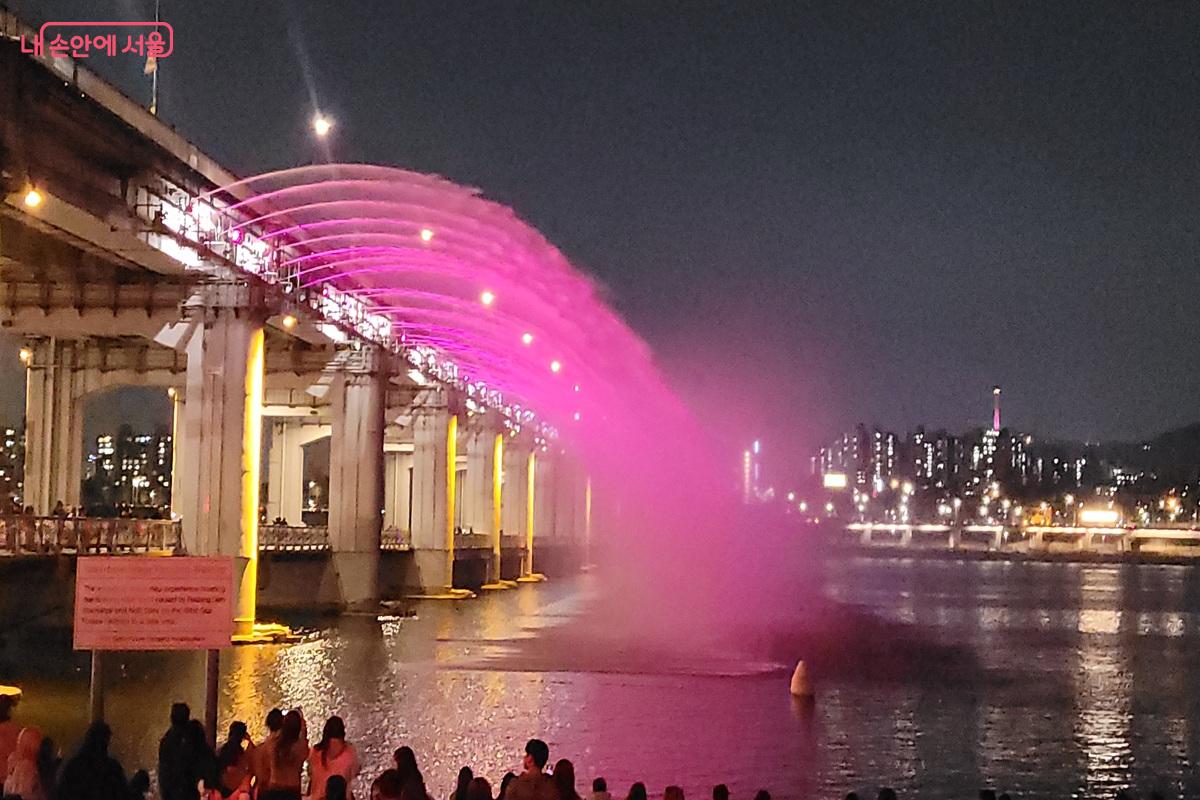 음악과 빛이 어우러진 반포대교 달빛무지개분수 &copy;조연