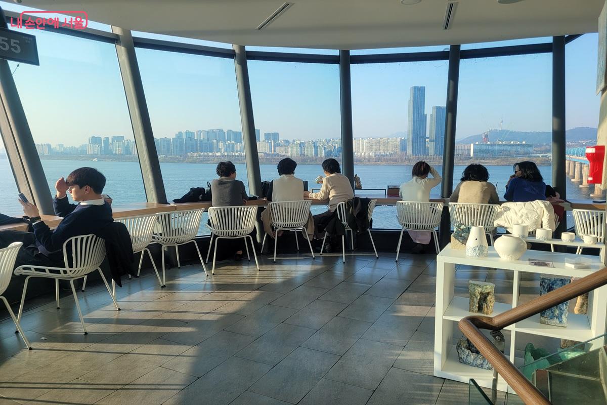 창가에 앉아 흐르는 한강을 바라보는 시간, 노을카페의 여유로운 순간 &copy;조연