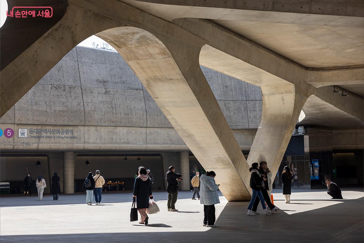 DDP 외부 광장에서 시민들이 휴식을 즐기는 모습을 볼 수 있다. &copy;장신자