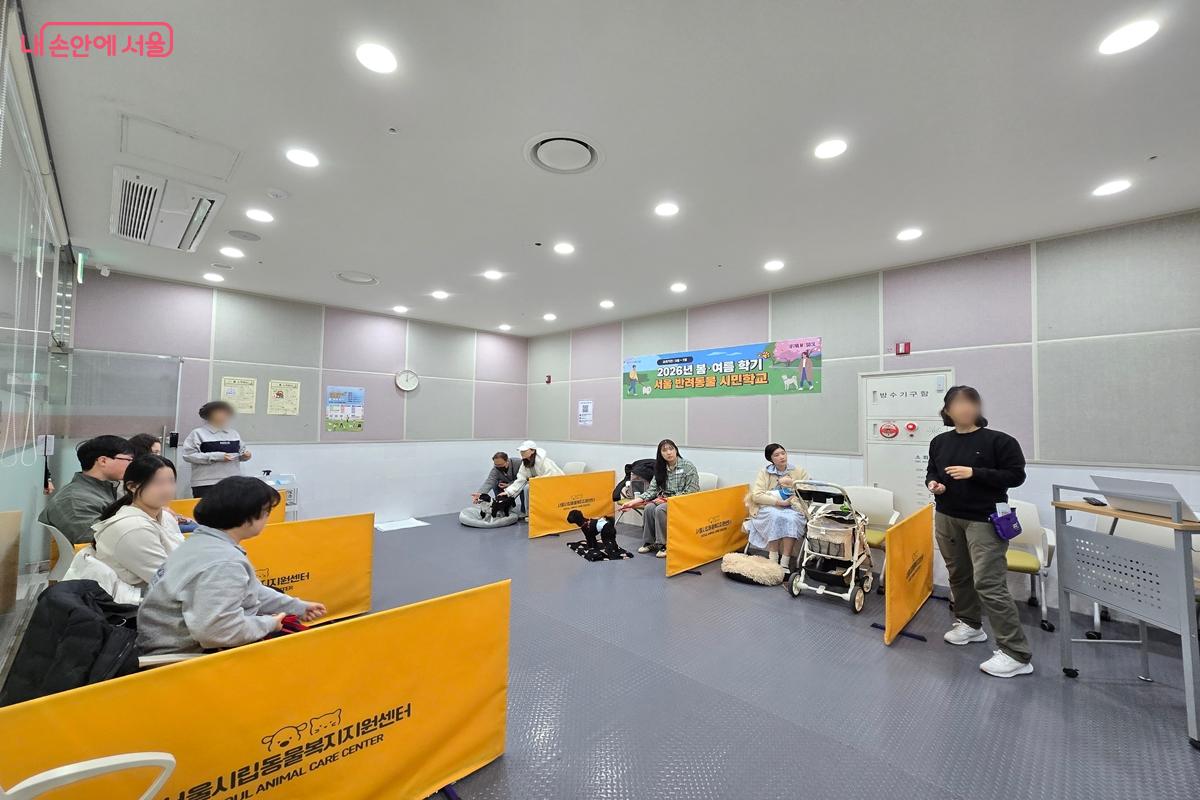 서울시를 통해 반려견을 입양한 가족을 위한 특별 교육으로, 일반 시민 대상 교육과 내용은 같다. &copy;강사랑 