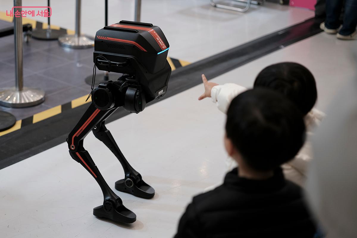 로봇 팔을 활용해 다각도의 임무를 수행하는 이족 보행 로봇 &lsquo;Tron 1&rsquo; ⓒ김아름