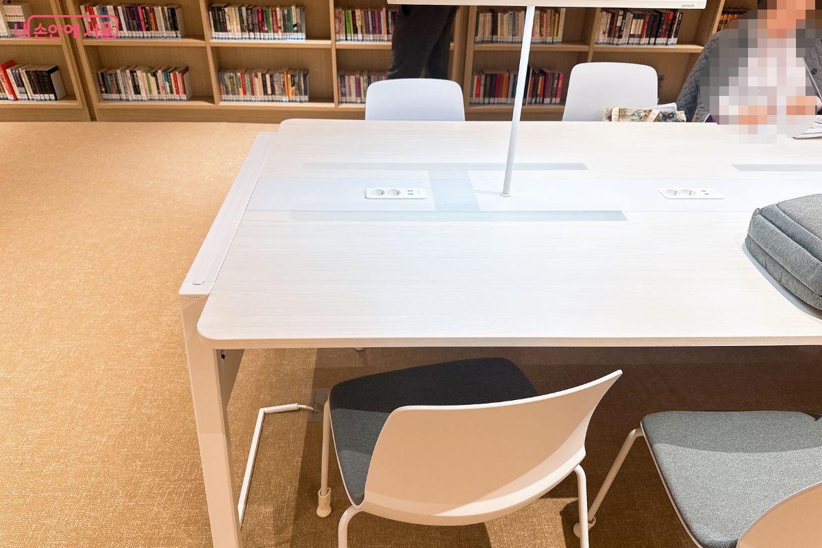 조명과 콘센트도 잘 갖춰져 있다. &copy;김재형