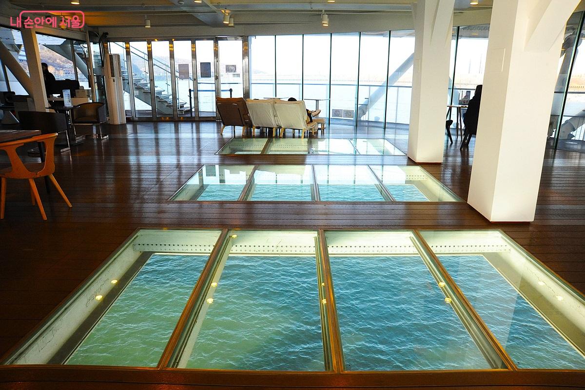 투명 강화유리로 시공한 ‘광진교 8번가’ 바닥 ⓒ조수봉