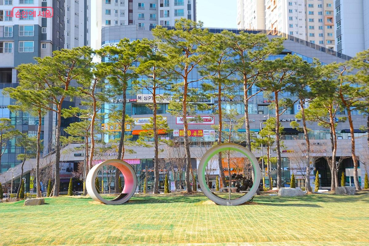 서서울미술관과의 연계를 위해 &lsquo;가든갤러리파크&rsquo;로 재개장한 금나래중앙공원 &copy;조수봉  