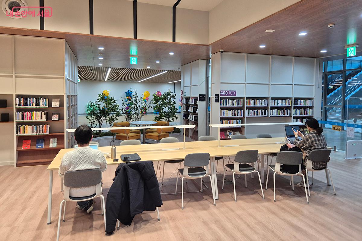 각자의 속도와 목적에 맞게 책과 깊이 만날 수 있는 종합자료실 ©백승훈