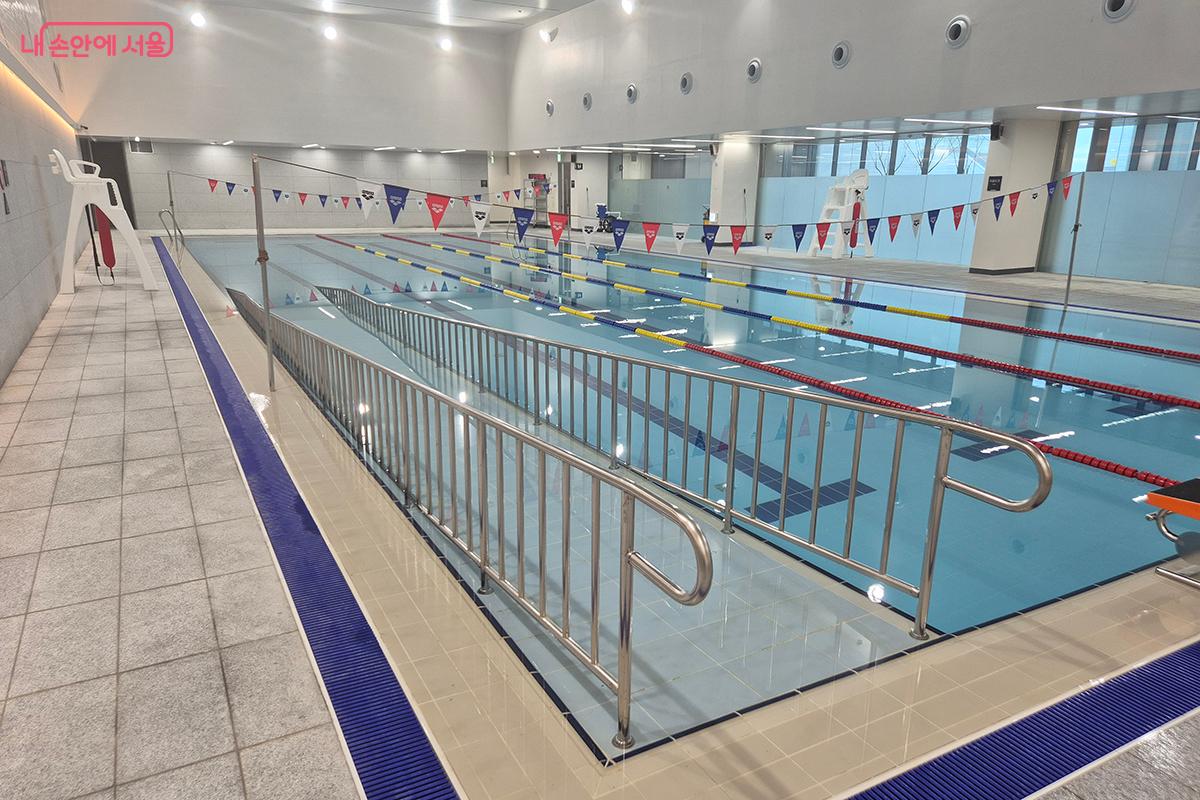 수중 휠체어를 타고 수영을 즐길 수 있는 휠체어 전용 경사로 ©백승훈