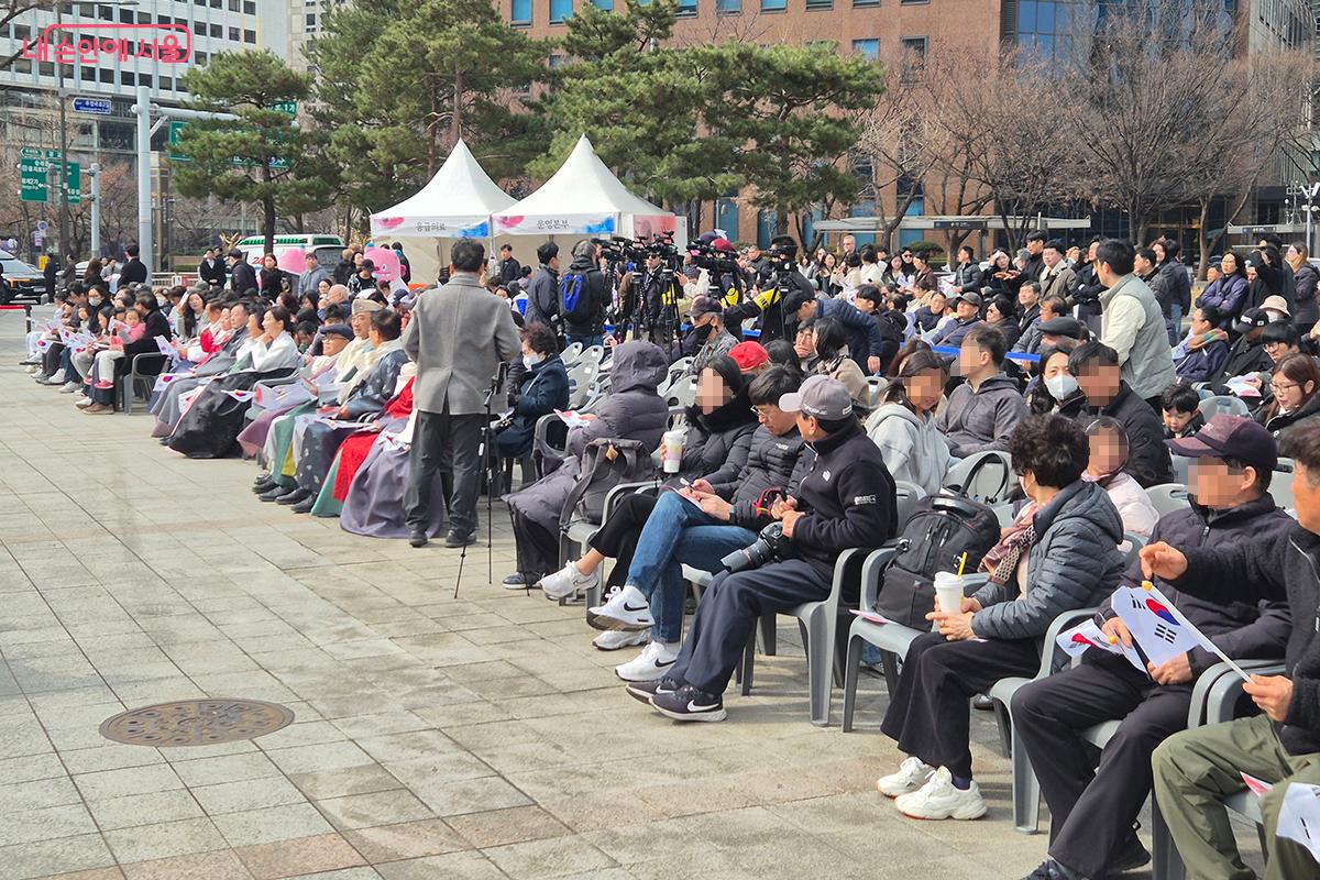 행사장에 들어서며 가장 먼저 눈에 들어온 것은 보신각 주위를 가득 메운 참가자들과 태극기의 물결이었다.