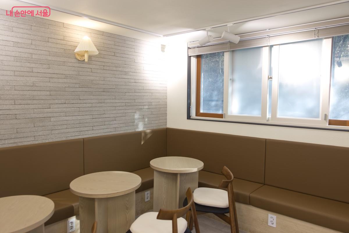 불필요한 인테리어보다는 많은 주민들이 방문할 수 있도록 공간을 극대화했다. &copy;임중빈