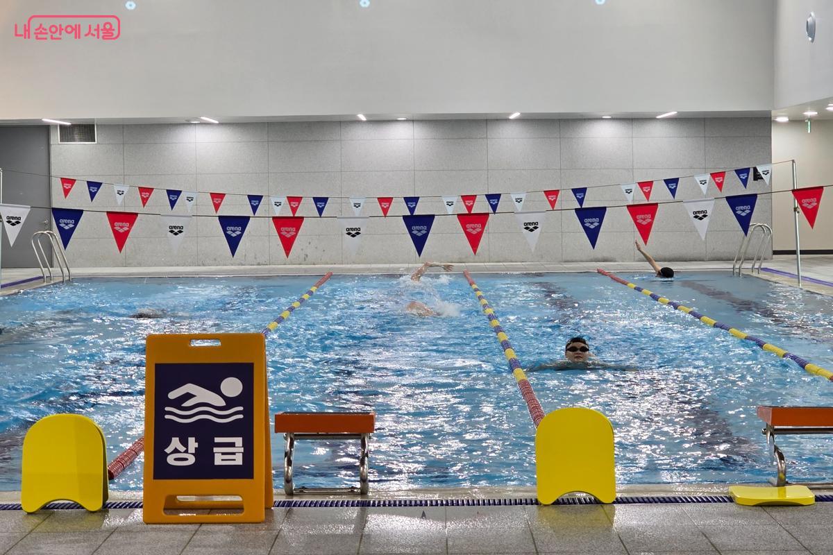 수영장을 이용하고 있는 사람들 &copy;강사랑