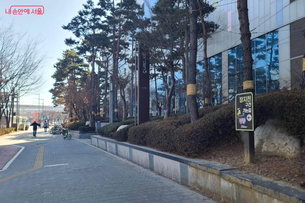 장지역 3번출구 나온 후 주변 모습 &copy;김미정