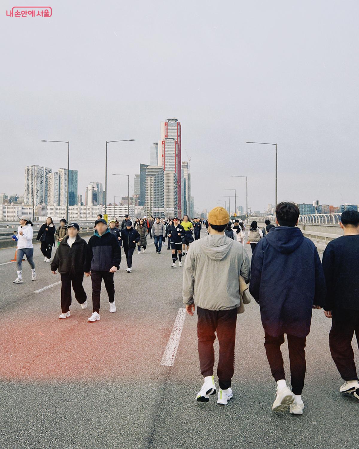 반환점을 돌아 여의도공원 가는 길 바라본 마포대교 위 풍경 ⓒ김아름