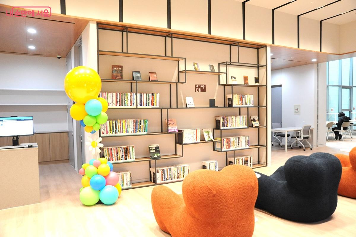 &lsquo;큰 글자&rsquo; 도서를 비치한 서가 &copy;조수봉