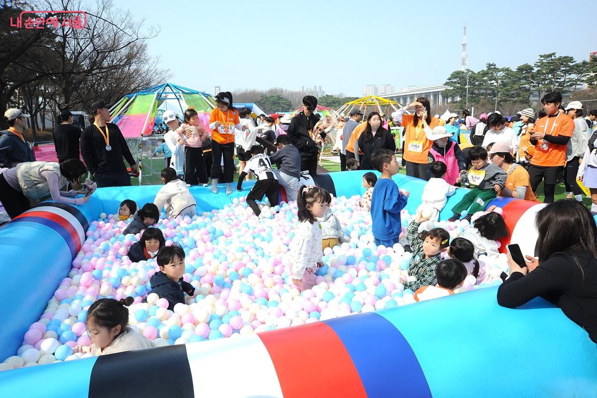 볼풀장은 영유아들의 차지다. &copy;조수봉
