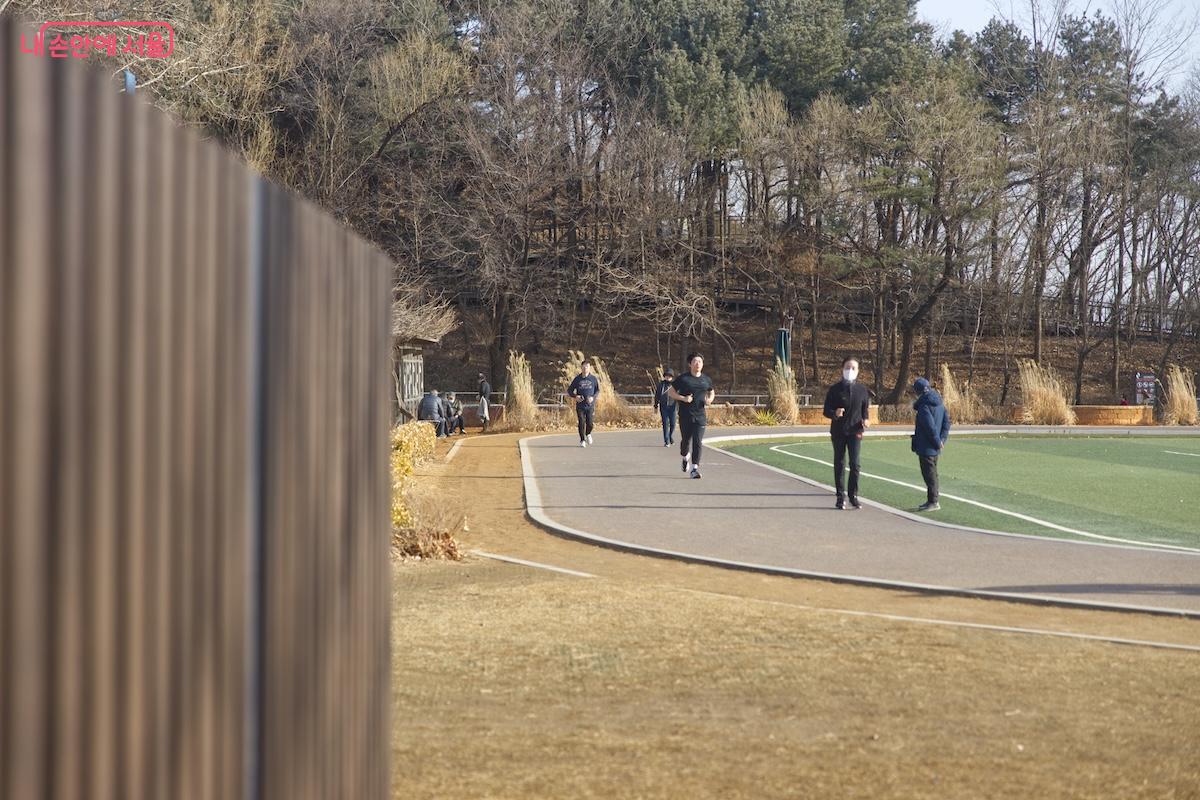 용왕산근린공원의 아이콘은 정상부에 있는 넓은 운동 공간이라고 할 수 있다. &copy;임중빈