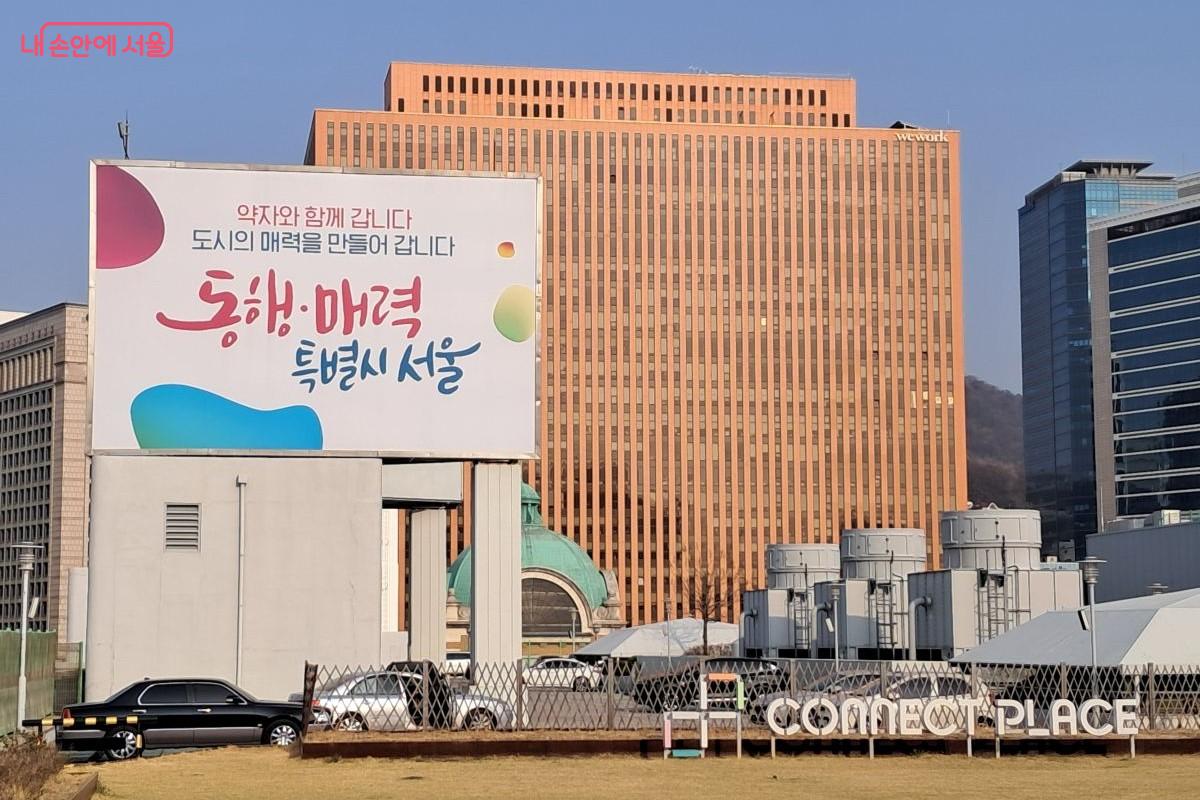 카페 '이음' 창밖으로 보이는 서울역 옥상 정원 모습 ©장형진