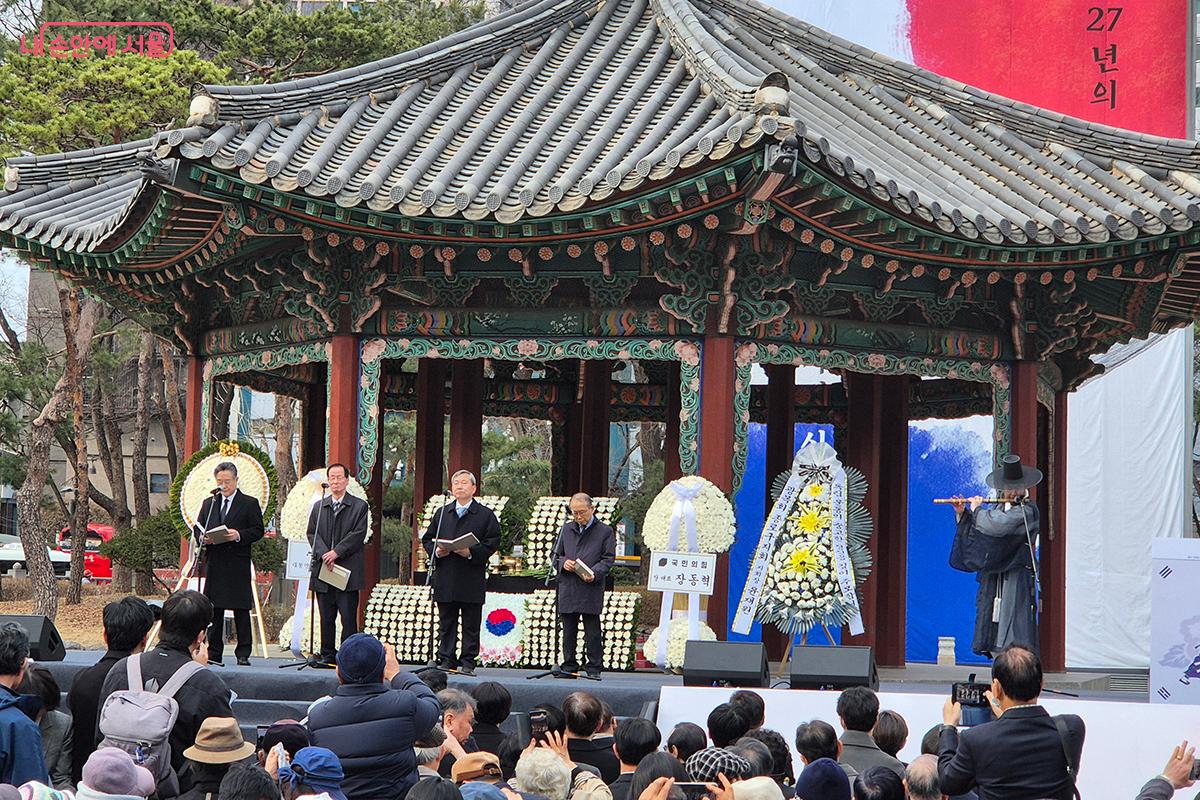 독립운동가 후손들의 독립선언서 낭독과 함께 만세삼창이 이어졌다.