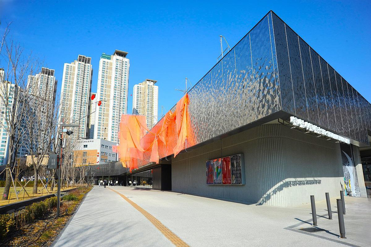 건물 외관부터 시선 집중! 뉴미디어 특화 '서서울미술관' 개관