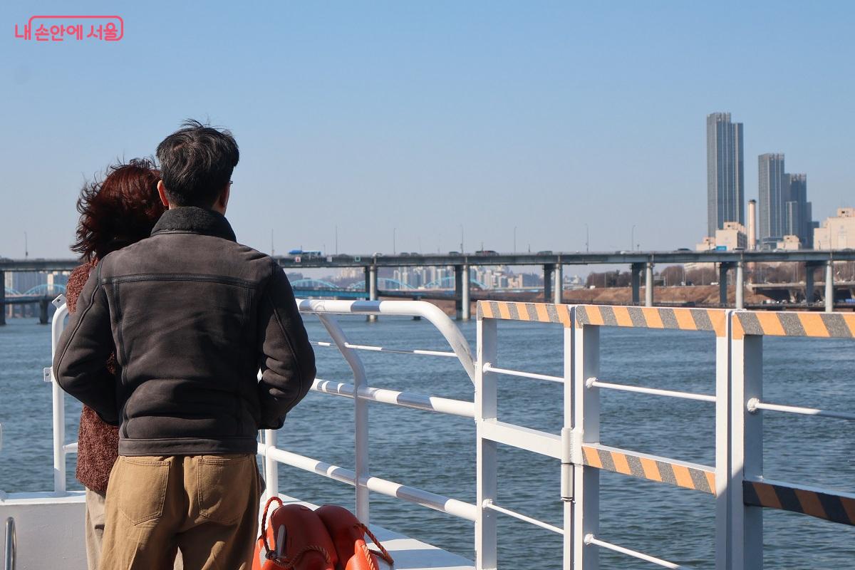 한강버스 갑판에서 탁 트인 강을 바라보며 여유로운 시간을 보내는 시민들 ⓒ이봉덕