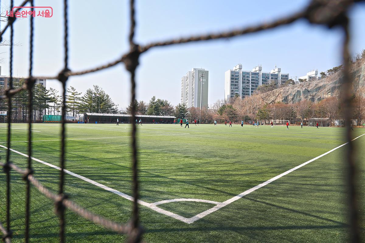 시민들이 편안하게 이용할 수 있는 공원 내 잔디 축구장 ©김주연