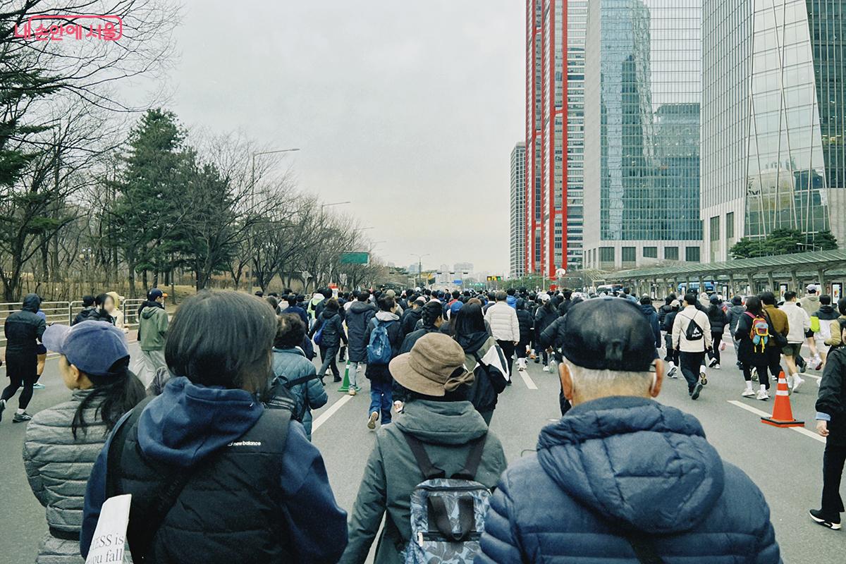&lsquo;쉬엄쉬엄 모닝&rsquo;은 평소 차량이 다니는 서울 도심 일부 구간을 시민에게 개방해 걷기, 달리기, 자전거, 유아차 동반 등 각자의 방식으로 즐기는 행사다. ⓒ김아름