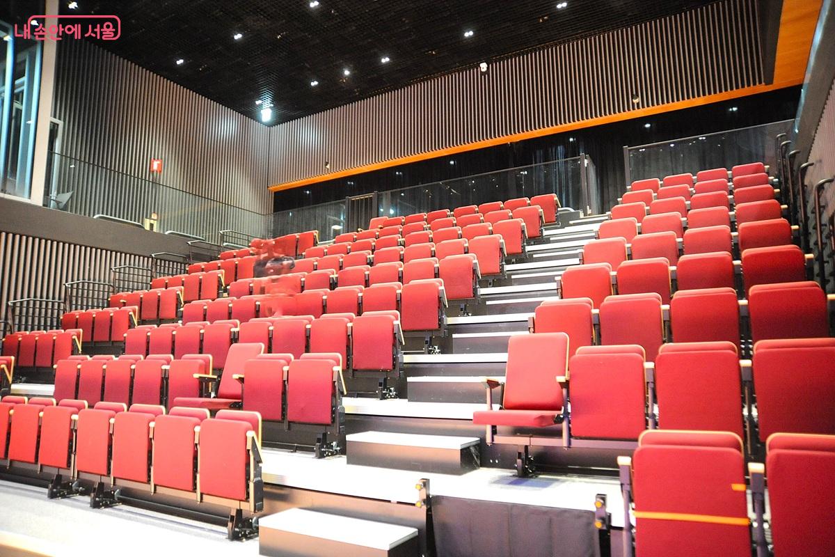 지하 1층 B동에 위치한 공연장 &copy;조수봉