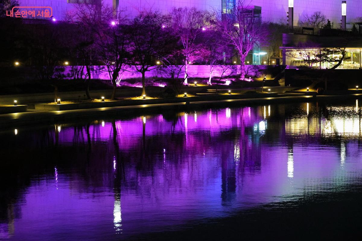 국립중앙박물관 외벽 &lsquo;핑크빛&rsquo; 조명 연출 &copy;박성환