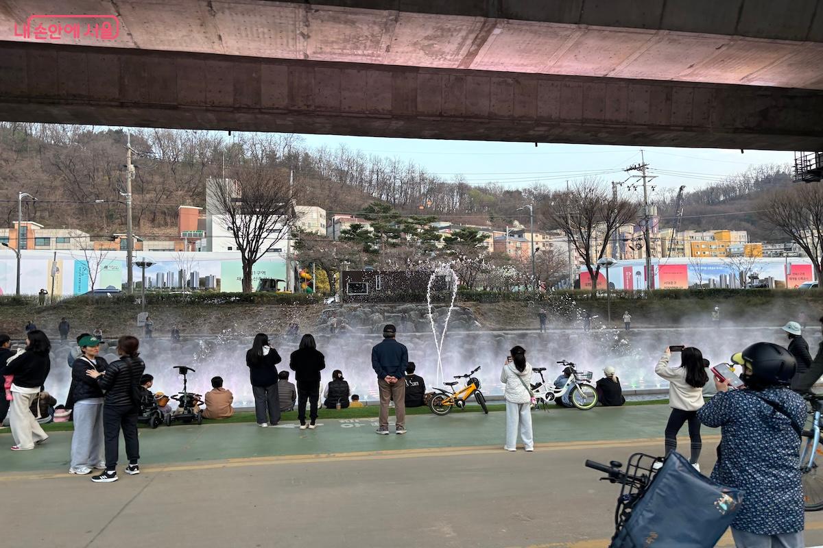 활력 있는 홍제천 조성의 일환으로 연가교 인근에 음악분수를 설치했다. &copy;이혜원