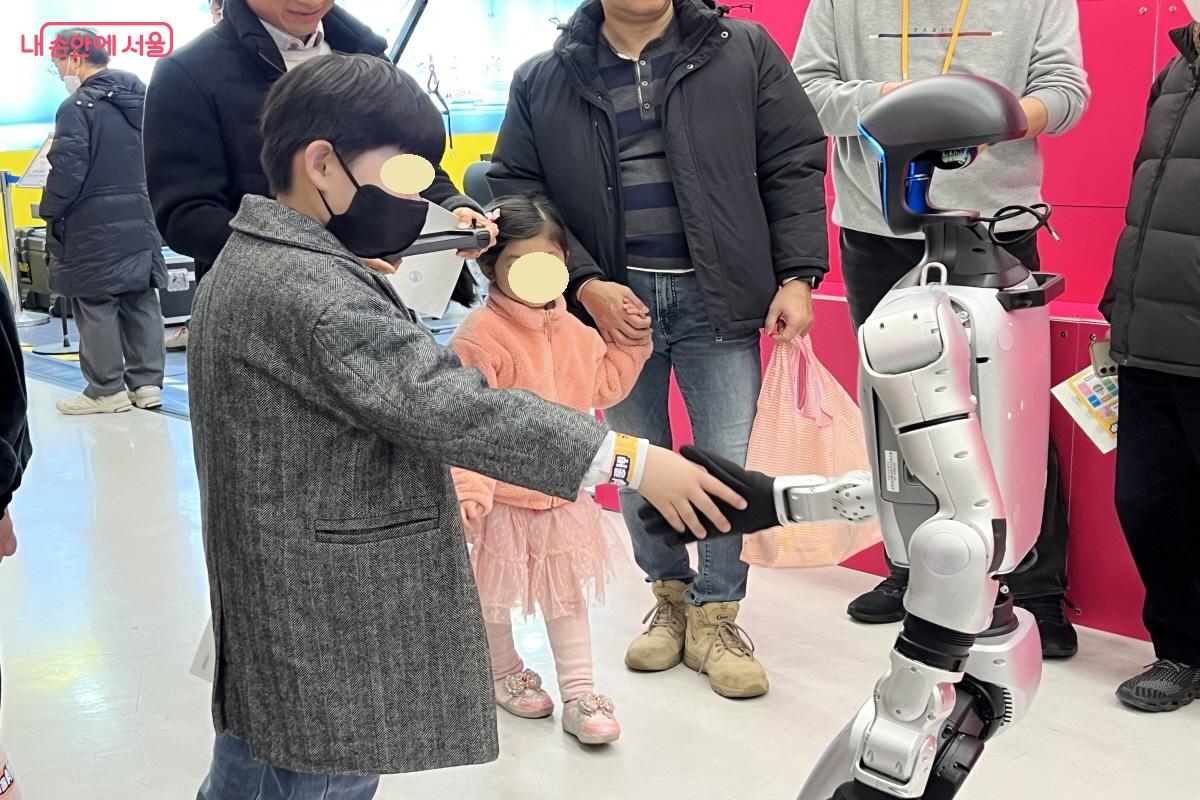 로봇과 악수하고 있는 아이의 모습이 낯설지 않았다. ⓒ박지영