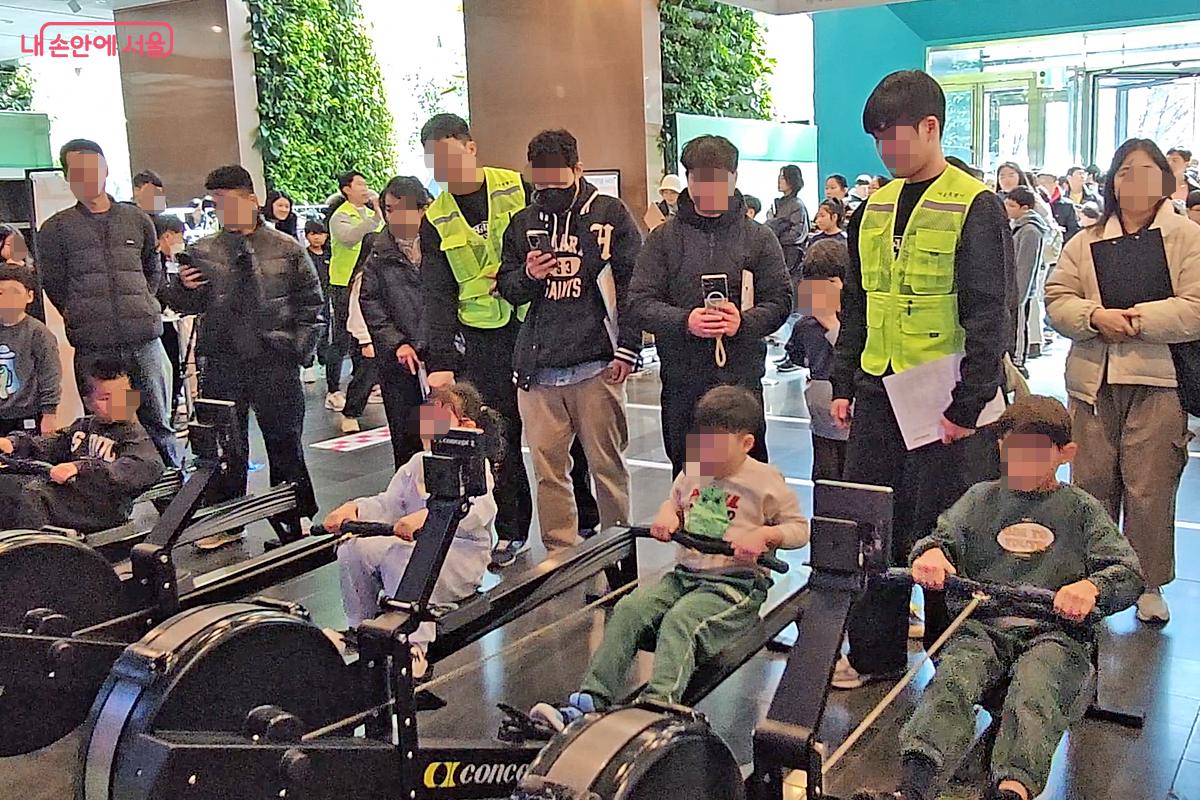 서울시청 로비에서 로잉머신으로 체력을 측정하는 어린이들 ⓒ오도연 