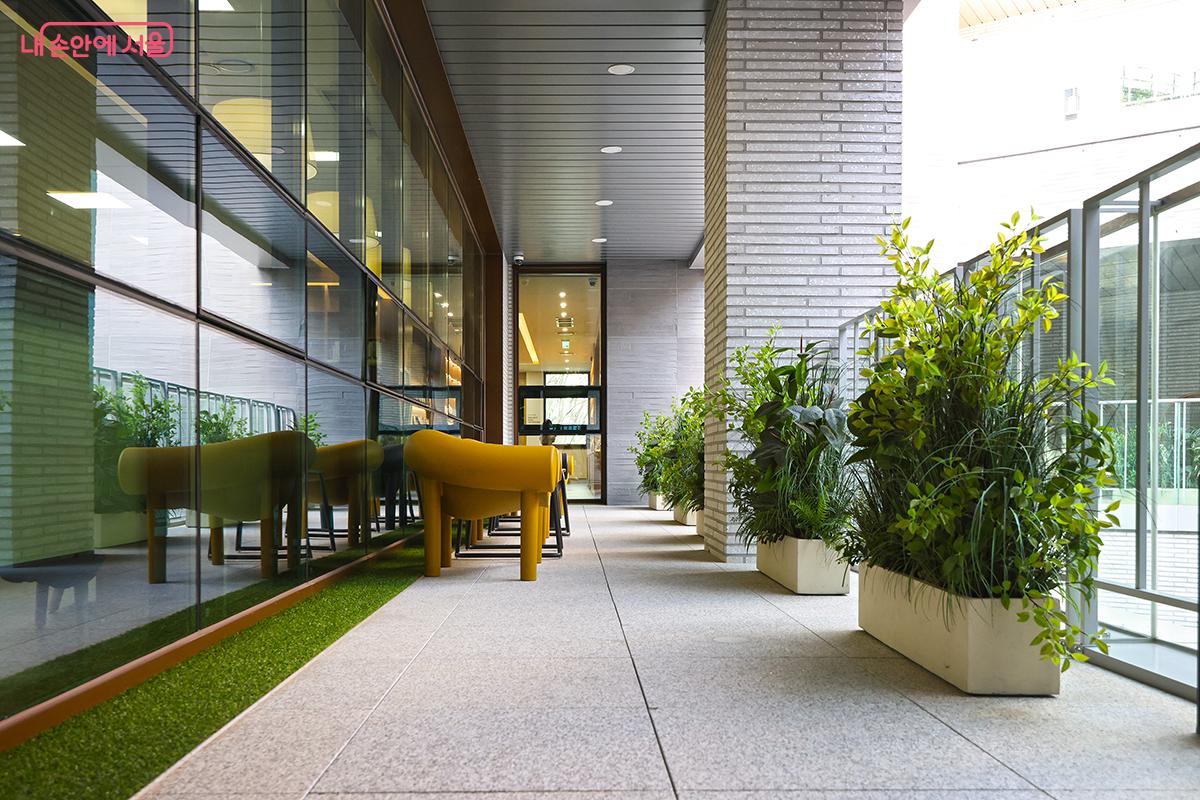 독특한 건물 구성으로 곳곳에 야외 테라스 쉼터가 마련되어 있다. &copy;김주연