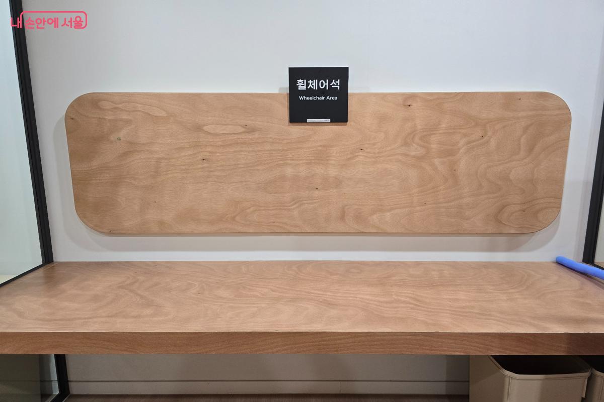 휠체어 높이에 맞춰 설치된 전용 좌석 모습(일부) &copy;강사랑