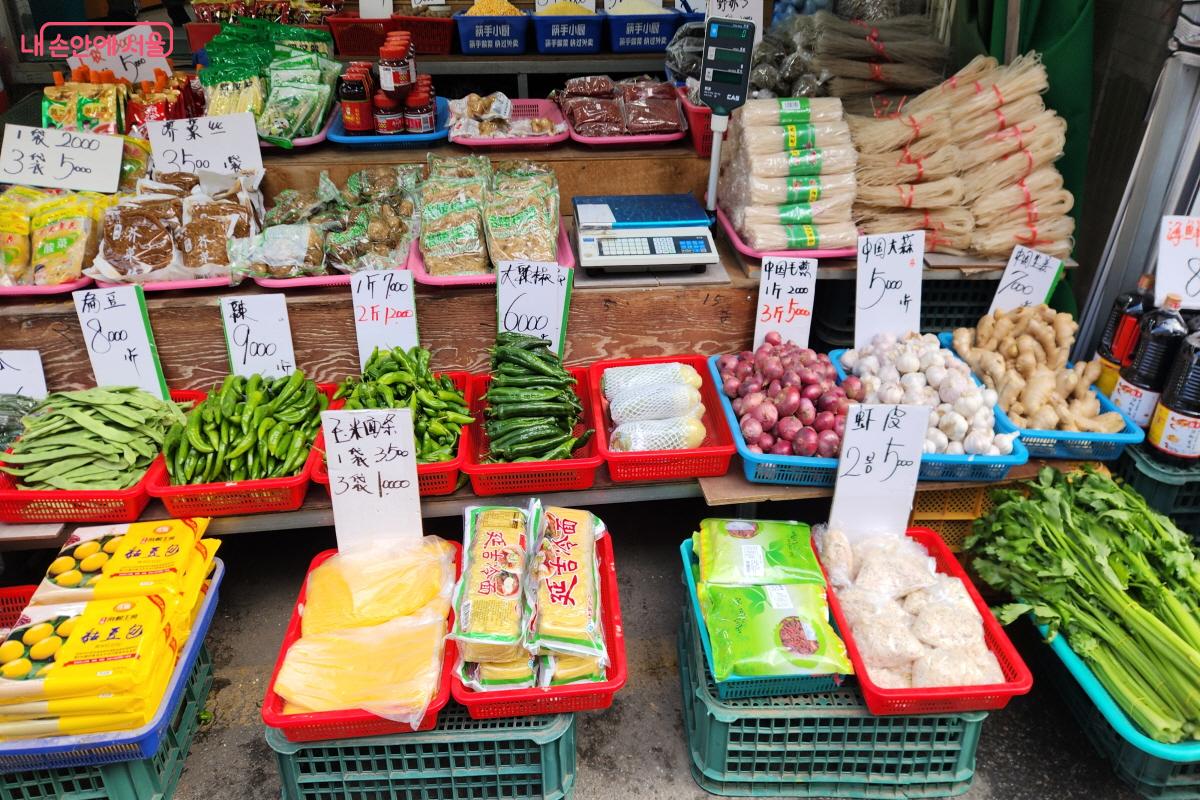 남구로시장 한 채소가게에 고추, 양파, 생강, 샐러리 등이 진열돼 있다. 판매대 위 흰색 바탕의 가격표에는 한자와 숫자로 가격이 적혀 있다.