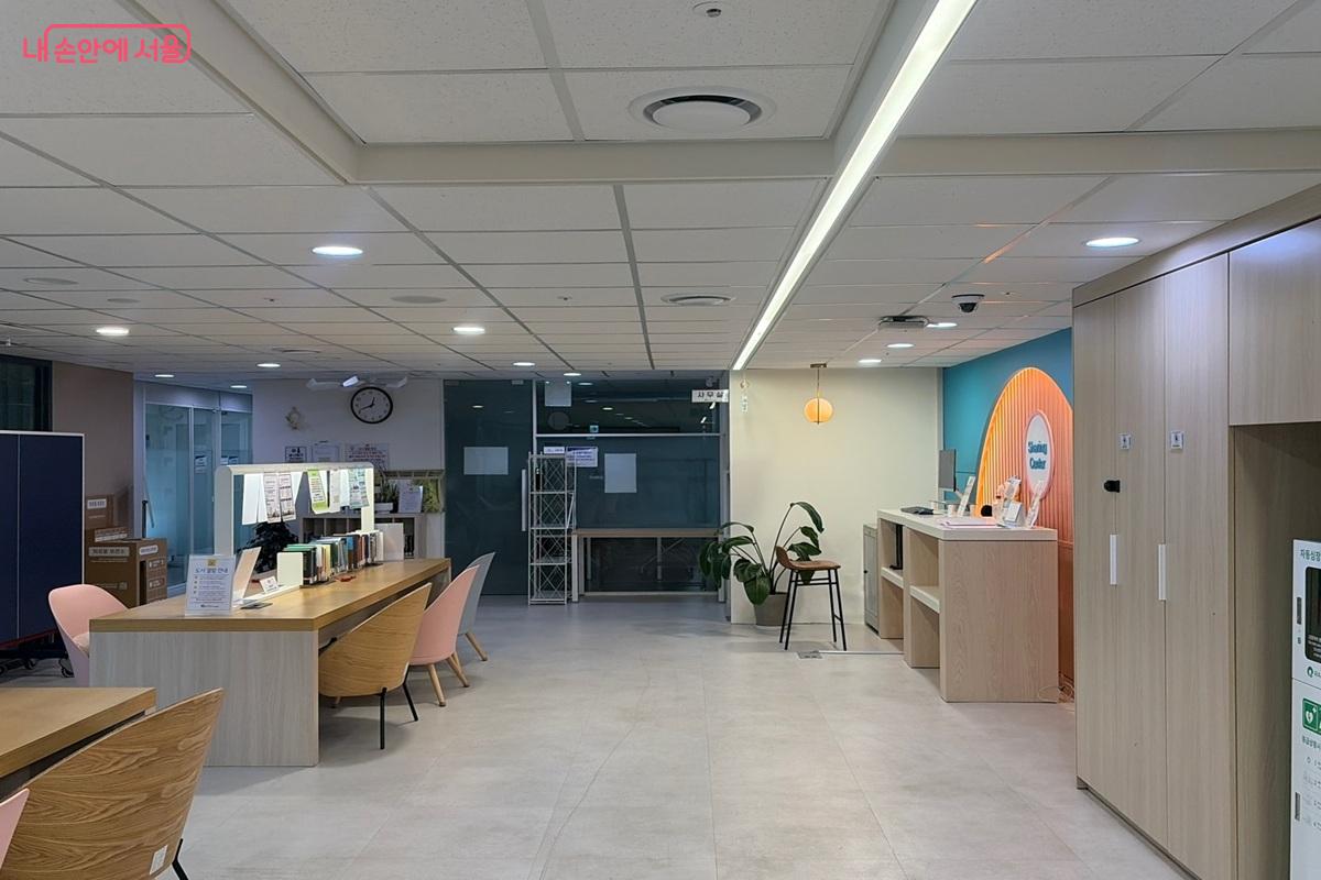 밝고 아늑한 분위기의 광진구 1인가구지원센터 라운지 &copy;최재준