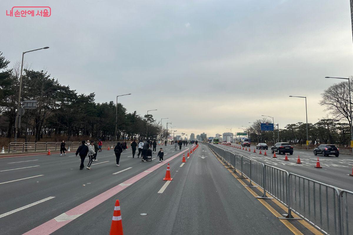 마포대교를 향해 시민들이 뛰고 있다. &copy;김재형