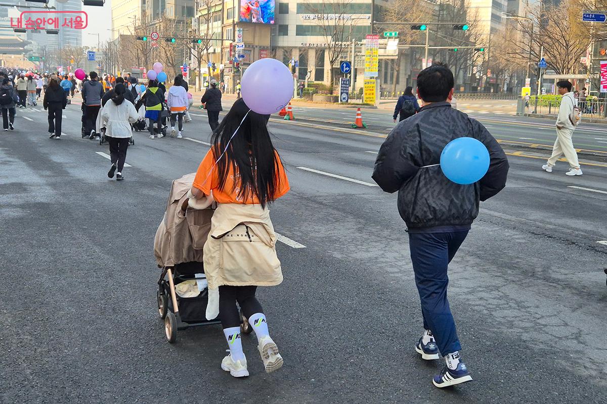 참가자들은 주최측에서 나누어준 오렌지색 티셔츠를 입고 풍선을 흔들며 런닝을 즐겼다.
