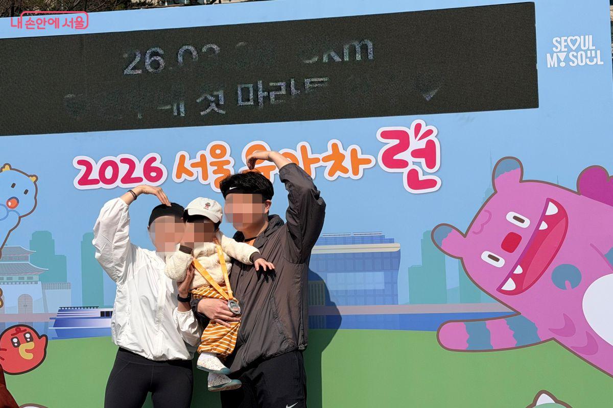 완주한 시민들을 위해 다양한 인증샷 촬영을 할 수 있다.