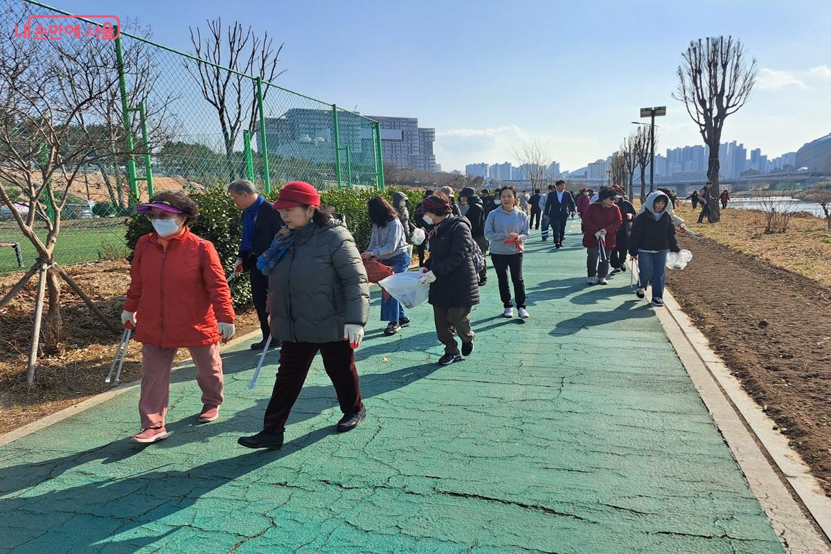 시민들이 안양천 주변 쓰레기를 수거하고 있다. ©홍지영