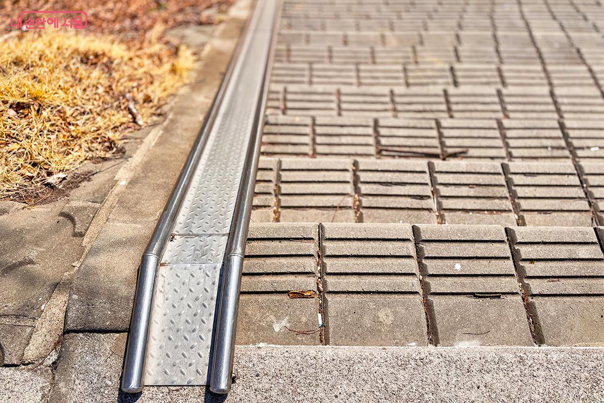 산책로에서 쉼터로 손쉽게 내려갈 수 있도록 자전거레일도 설치되어 있다. &copy;전미애