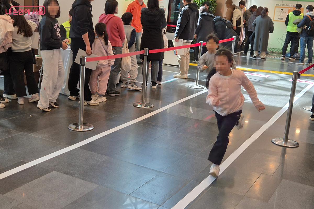 아이들은 자신의 체력을 직접 측정하며 건강 관리의 중요성을 몸소 깨닫는다. &copy;백승훈