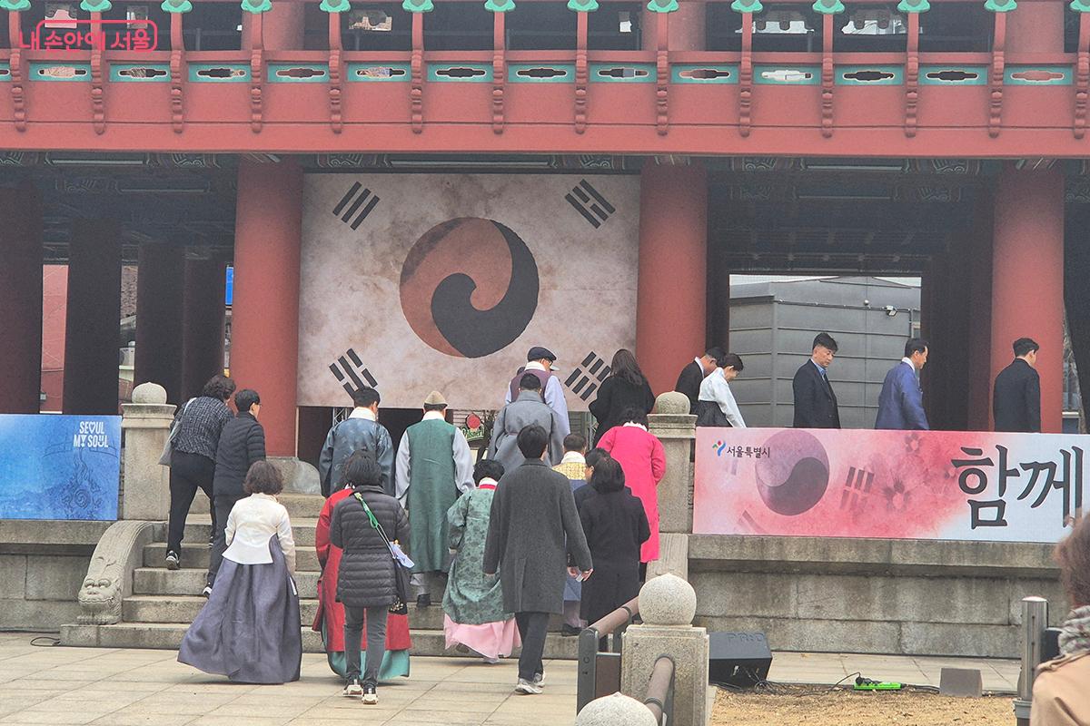 애국지사 후손 9명이 대표로 직접 종을 치는 장면이 벅찬 감동을 안겨주었다.