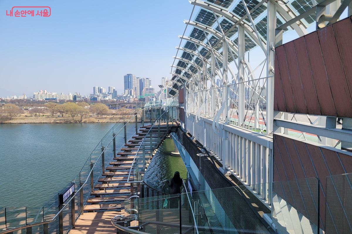 광진교 8번가 외부 계단과 한강 전망 산책로 &copy;조연