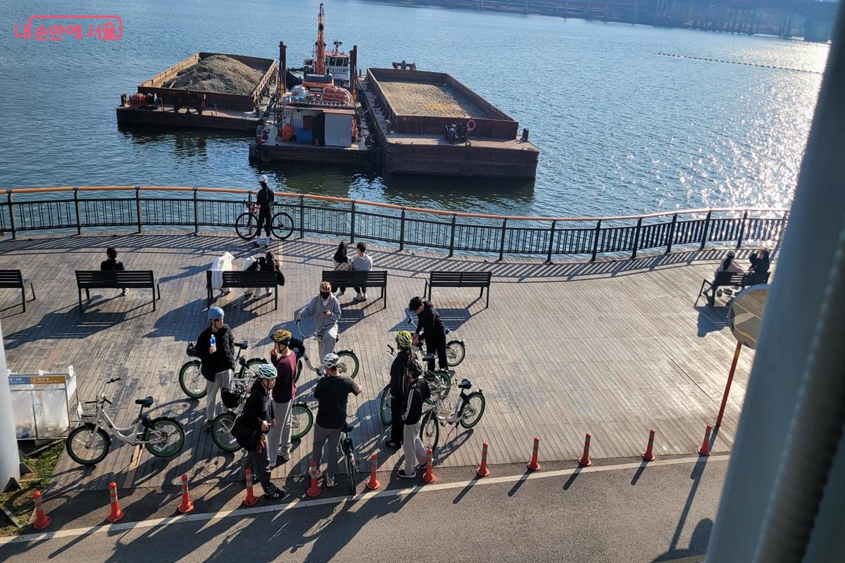 성수구름다리 아래 풍경, 자전거 이용자들이 모여있다. &copy;조연