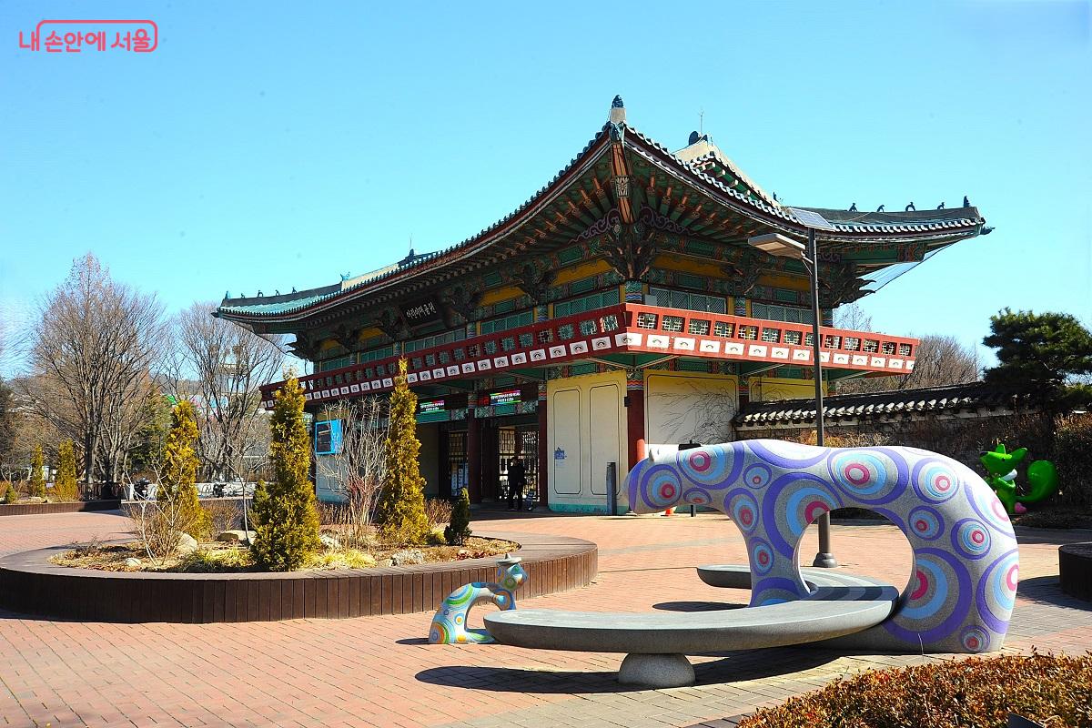 지하철 자양역에서 두 정류장 거리에 위치한 어린이대공원 &copy;조수봉